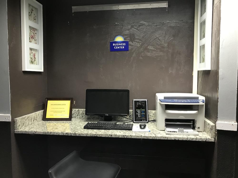 Days Inn By Wyndham Livonia Canton Detroit Екстер'єр фото