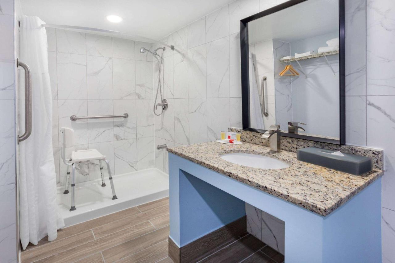 Days Inn By Wyndham Livonia Canton Detroit Екстер'єр фото