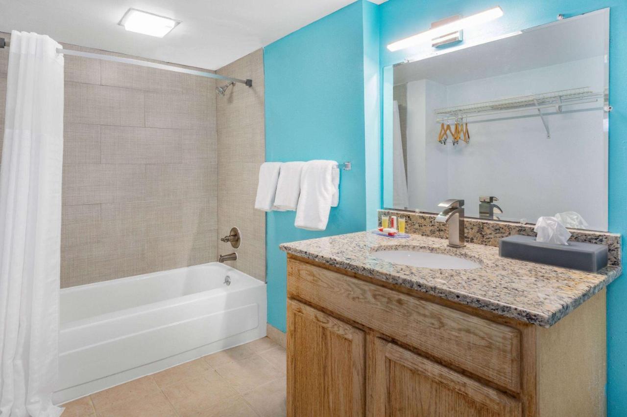 Days Inn By Wyndham Livonia Canton Detroit Екстер'єр фото