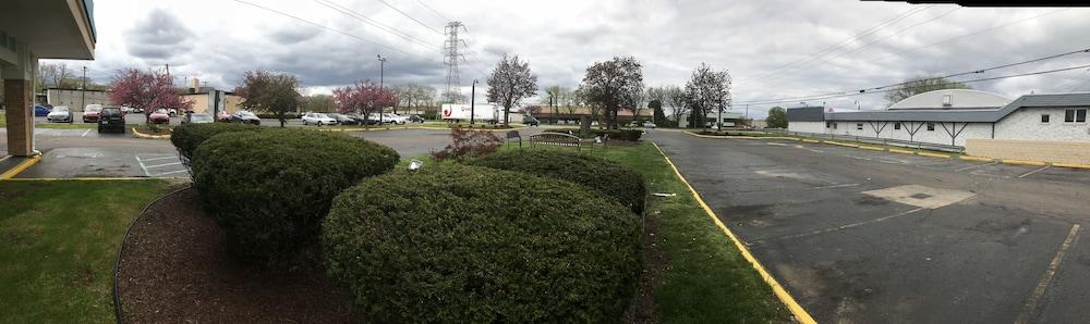 Days Inn By Wyndham Livonia Canton Detroit Екстер'єр фото
