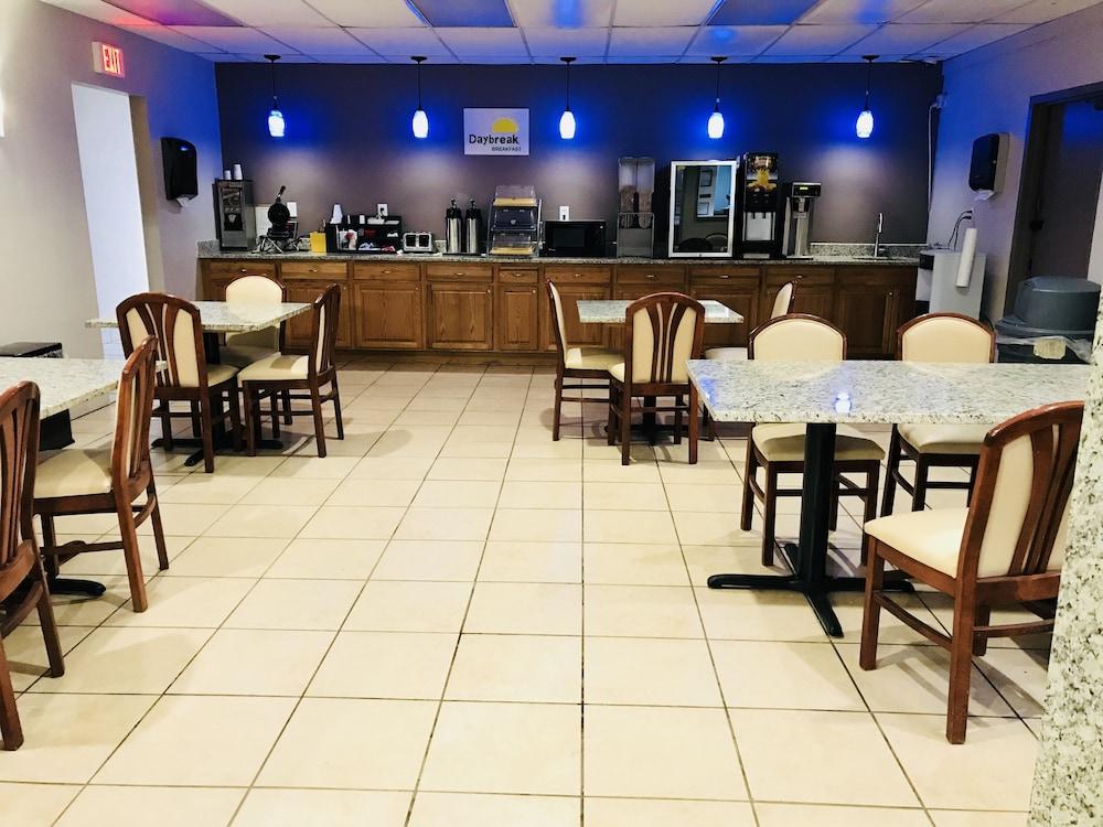Days Inn By Wyndham Livonia Canton Detroit Екстер'єр фото